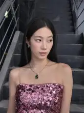 LE SSERAFIM カズハ、美デコルテ際立つスパンコール衣装でファン魅了「本物の女神降臨」｜Infoseekニュース