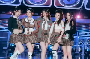 NewJeans Delivers Bouncy Medley of Viral Hits ‘Super Shy’ & ‘OMG’ at 2023 Billboard Music Awards