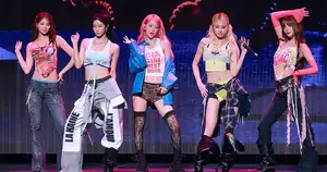 LE SSERAFIMはなぜライブで楽曲を再構築するのか 『PUREFLOW』横浜公演に見た5人の進化