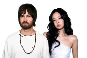 BLACKPINKのジェニーが「ドラキュラ」と共に嬉しい知らせを受け取る。