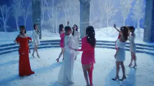 まるで天使! TWICE、白い雪のなかで歌い舞う新曲「Doughnut」MV公開
