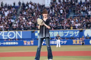 LE SSERAFIM・HONG EUNCHAE、お団子&ユニフォーム姿で始球式 マウンド上での姿に「スタイルが良すぎる」