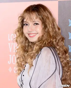 BLACKPINK リサ、ジス＆ロゼに続き…10周年記念イベントに関する議論うけ謝罪「心が痛かった」