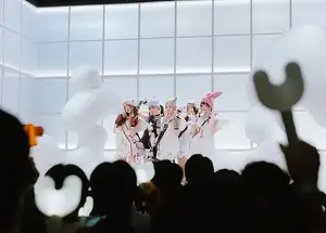 【2023 #BBMAs】NewJeans<トップ・グローバル・K-POP・アーティスト賞>受賞、ヒット曲「Super Shy」「OMG」で魅了