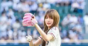 [Photo] LE SSERAFIM Hong Eun-chae charms while throwing ceremonial first pitch - CHOSUNBIZ