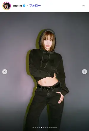 (画像3/28) TWICEモモ、へそ出しデニムパーカーから引き締まった美ウエスト披露「腹筋が綺麗すぎる」「クールビューティー」