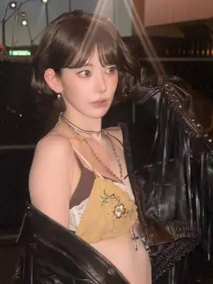 LE SSERAFIM 宮脇咲良、細いウエストと腹筋に驚き！「iHeart Radio Festival」記念ショット続々
