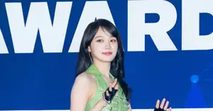 [Photo] LE SSERAFIM Kim Chae-won waves cutely - CHOSUNBIZ