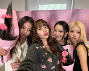 BLACKPINK Lisa, Late Sincere Message on 10th Anniversary: "Members I Will Be With Until Death"