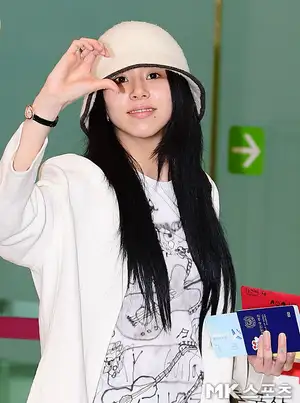 Following the group TWICE Jeongyeon and Tzuyu, Chaeyoung was also rumored to be transferred.Regardin..