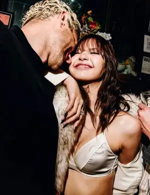 LVMH会長の三男と破局説のBLACKPINKリサ、パーティー会場で男性モデルと熱いスキンシップ(中央日報日本語版)