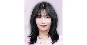 静けさに輝く美貌…TWICE・モモ、真正面の視線で紫コーデ　“透明感”溢れる姿に「完璧」「美しすぎる」