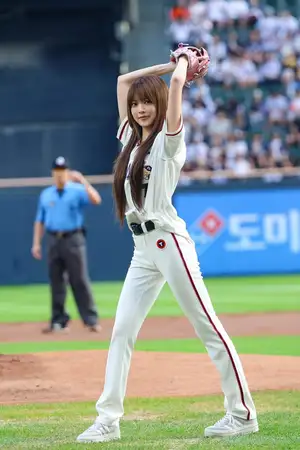 'Victory Fairy' LE SSERAFIM's Hong Eun-chae orchestrates Doosan's miraculous comeback... Whenever she throws the first pitch, victory follows!