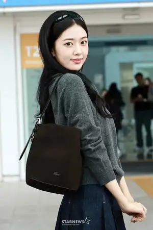 IVE's Yujin: "Her beauty remains clear today" [★Photo]