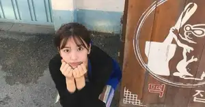 IVE's Ahn Yujin energizes Space Rice Cake Shop despite heavy rain - CHOSUNBIZ