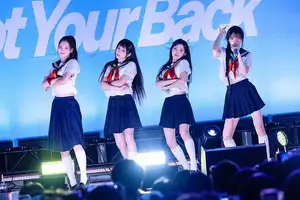 ILLIT、清涼感あふれるセーラー服姿で登場 グループ初のフリー観覧ミニライブに約1万人が集結（vois ヴォイス）