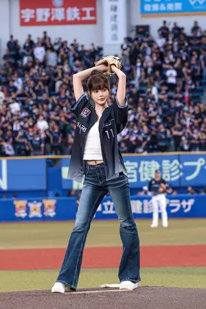 LE SSERAFIMウンチェ、お団子＆ユニフォーム姿でプロ野球始球式に登場！「一生懸命練習してきました」（THE FIRST TIMES）