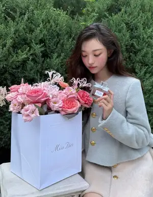 NewJeans' Haerin Stuns With Flower-Like Visuals...A Pure and Fresh Update