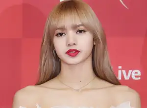 ルイ・ヴィトン家の四男、BLACKPINKリサの韓国公演に合わせて訪韓…百貨店ツアーも
