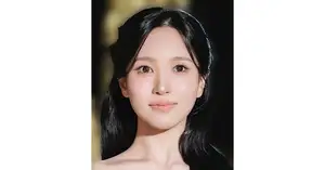 赤い帽子が鮮烈に映える…TWICE・ミナ、黒髪×白Tでベッドで寝転ぶ1枚に「天使」と世界中から絶賛（WEBザテレビジョン）
