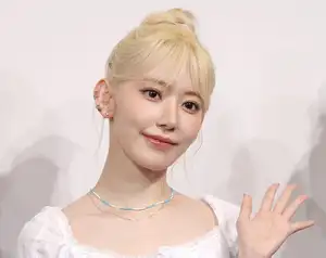 【画像】LE SSERAFIM宮脇咲良、ピンクヘアからガラリとイメチェン。LAでの自然体ショットに「今の髪色も素敵」