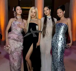 メットガラ「トイレセルカ」でグローバルな存在感示したBLACKPINK“完全体”
