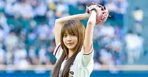 [Photo] LE SSERAFIM Hong Eun-chae throws beautiful ceremonial pitch - CHOSUNBIZ