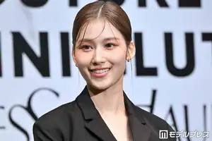 TWICEサナ、美腕＆美ボディ輝くノースリブラックドレス姿披露「眩しいほどのオーラ」「気品凄い」と反響（モデルプレス）