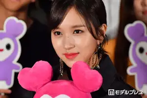 TWICEミナ、“前髪ぱっつん”ショット公開に「無敵」の声 ショートパンツ姿で美脚もチラリ