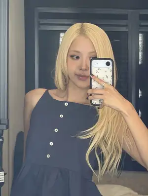 'BLACKPINK' Rosé, Blonde hair is a perfect match..Even a casual selfie becomes a feature photo