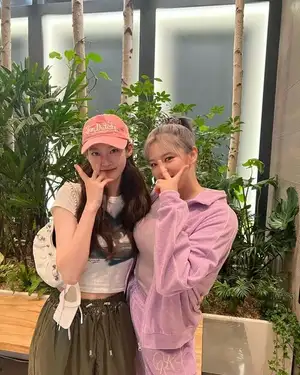 TWICE's Jeongyeon Signs Exclusive Contract with Sister Gong Seung-yeon's Agency VARO Entertainment... "Taking on Acting"