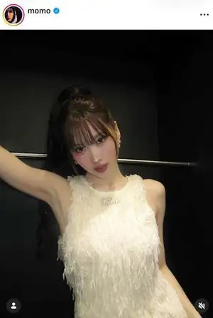 「TWICE」モモ、ベージュのノースリ姿&ポニテで「激カワ」ショット 「きれいすぎ」「完璧です!!」「女神」