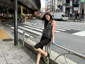 「IVE」アン・ユジン、日本の街をバックにナチュラルな美貌…すっぴんなのにまぶしい