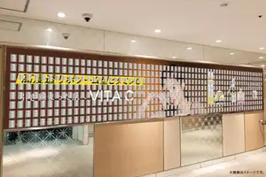 【第四弾】ミシャ ミューズ TWICE SANAの広告が福岡に出現!リポソーム型ビタミンC*¹「ミシャ ビタCプラス シリーズ」のサンプルを剥がしてもらえるピールオフ広告掲出