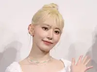 【画像】LE SSERAFIM宮脇咲良、芝生の上で手編みする“作品”に世界が注目⇨「またグッズ出る？」「ウェアかな？」