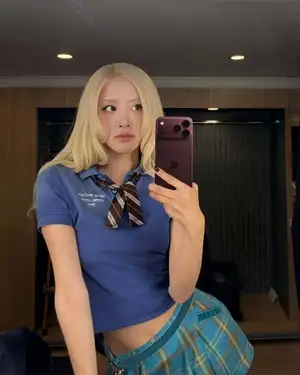 BLACKPINK's Rosé in iPhone selfie prompts Samsung appearance... "Let us know if you need a phone"
