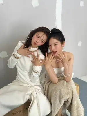 “移籍説が浮上”TWICE ジョンヨン、実姉コン・スンヨンとのグラビア撮影のビハインドを公開!(Kstyle)