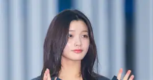 [Photo] ILLIT Iroha waves hand cutely - CHOSUNBIZ