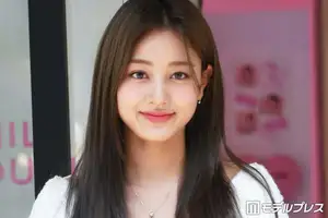 TWICEジヒョ、ミニスカ×タイツの圧巻美脚ショット公開「ため息が出るほど美しい」「圧倒的なスタイルに見惚れる」と反響