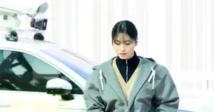 [Photo] TWICE's Momo heads to Paris - CHOSUNBIZ