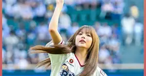 LE SSERAFIM Hong Eun-chae throws ceremonial first pitch at Jamsil - CHOSUNBIZ