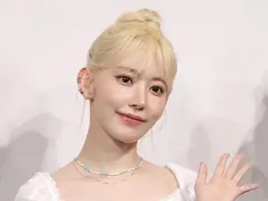 LE SSERAFIM宮脇咲良、芝生の上で手編みする“作品”に世界が注目⇨「またグッズ出る？」「ウェアかな？」（ハフポスト日本版）