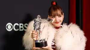 BLACKPINK's Lisa gets emotional after she wins Best Pop at 2026 MTV VMAs for 'Dream', pays tribute to...