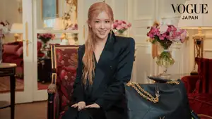 BLACKPINK ロゼのバッグの中身は？美容アイテムや激辛ソースなど、選りすぐりのアイテムたち。| In The Bag