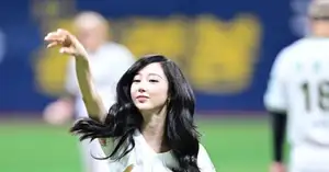 [Photo] aespa Giselle throws ceremonial first pitch, showing off beauty - CHOSUNBIZ