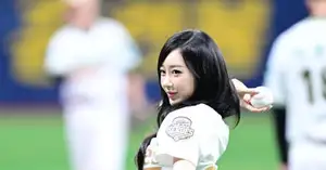[Photo] aespa Giselle throws ceremonial first pitch, striking gaze - CHOSUNBIZ