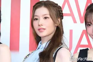 TWICEサナ、ショーパンから圧巻美脚披露「オーラがレベチ」「身体の半分以上脚」と絶賛の声（モデルプレス）