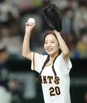 【巨人】本田真凜さん、公式インスタ登場「BLACKPINK」コラボユニホームでヘソ出し披露