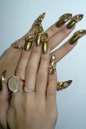 Lisa’s Nails Are Dripping in Gold for the BLACKPINK World Tour