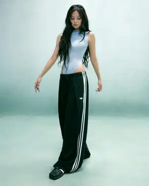 アディダス オリジナルス”リボンを巻く”バレエシューズ風スニーカー、BLACKPINKジェニーコラボ